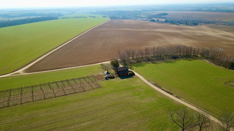https://unsplash.com/photos/an-aerial-view-of-a-farm-in-the-middle-of-a-field-lLbyFzB_F4w