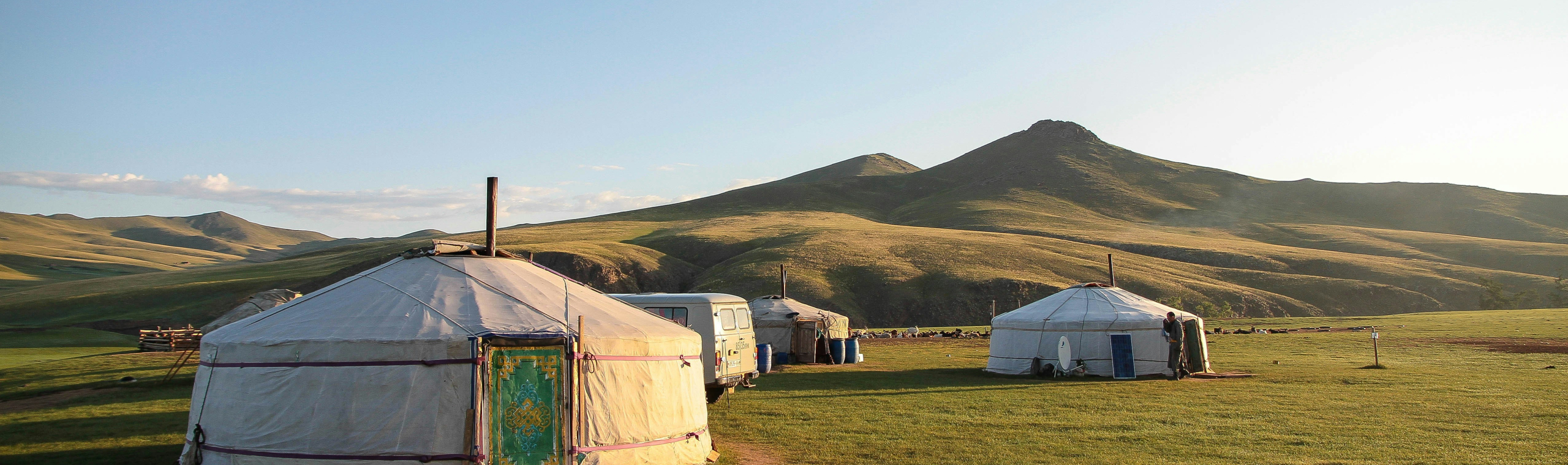https://unsplash.com/photos/white-tents-on-field-yhbanN00pb8